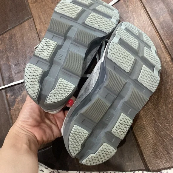 Oncloud running shoe size 7 - Picture 6 of 6